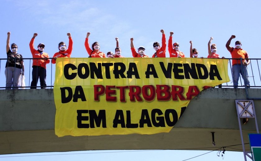 Petroleiros se manifestam contra venda de campos petrolíferos localizados em Alagoas