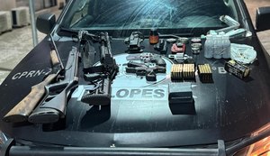 Polícias apreendem arsenal e prendem dupla durante operação em Ibateguara