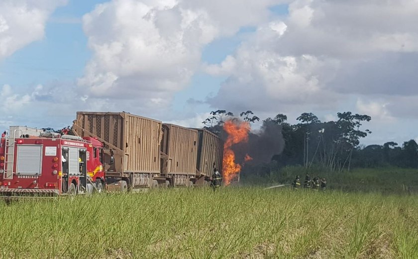 Pai e filho morrem atropelados, condutor abandona caminhão e povo toca fogo no veículo