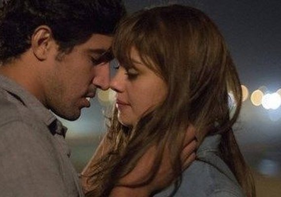 'Os Dias Eram Assim': Renato revela armação e beija Alice no meio da rua