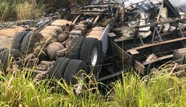 Casal morre carbonizado em tombamento de carreta na BR-101 em Jequiá da Praia