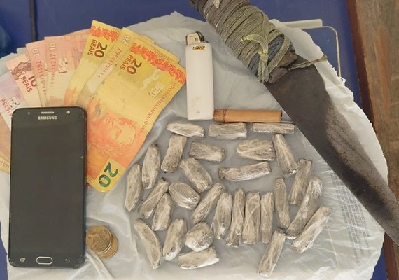 Adolescente é apreendido e jovem é preso por tráfico de drogas em Arapiraca