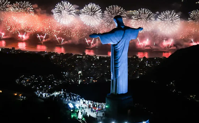 Festa de réveillon continua na Praia de Copacabana
