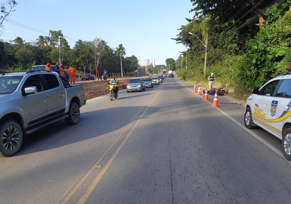Motoqueiro tenta ultrapassar outra moto e morre ao ser atingido por caminhão em Maceió