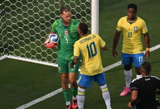 Goleiro da Noruega explica 'troca de farpas' com Neymar antes de cobrança de pênalti em eliminação do Brasil