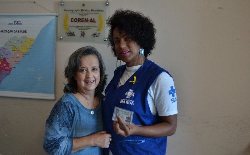 Coren-AL realiza entrega da primeira carteira de nome social