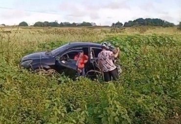 Veículo vai parar em área de vegetação após acidente na AL-115