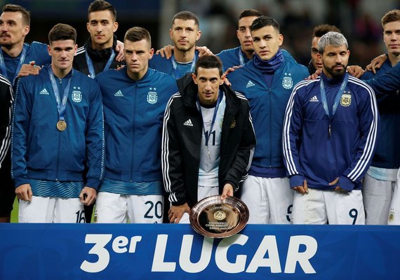 Messi é expulso, mas Argentina vence Chile e fica em 3°