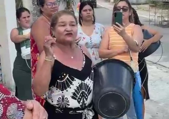 Vídeo: consumidores realizam protesto na porta da Verde Alagoas em Paulo Jacinto