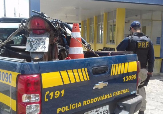 PRF recupera em São Sebastião e Maravilha caminhão e moto roubados há poucos dias