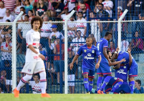 Jean falha feio e São Paulo perde do São Caetano na estreia de Diego Aguirre