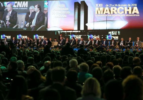 'Prefeitos estão desconfiados com Temer', diz presidente da AMA
