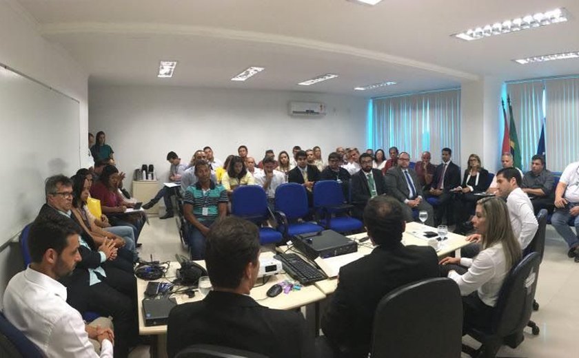 Reunião debate solução para as barracas da Praia do Francês