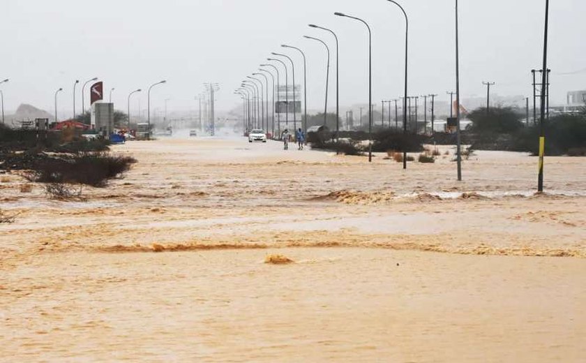 Ciclone Shaheen atinge Omã, deixa mortos e atrasa voos