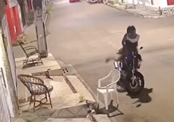 Duas mulheres são assaltadas na porta de casa por criminoso em motocicleta