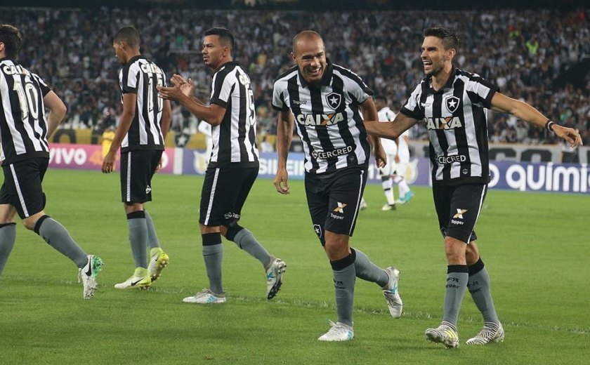 Botafogo vence o Vasco com facilidade e entra no G6