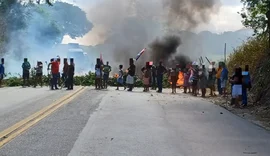 Contra reintegração de posse, moradores de seis assentamentos interditam BR-104 em Messias