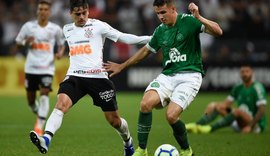 Corinthians joga bonito, domina Chapecoense e avança