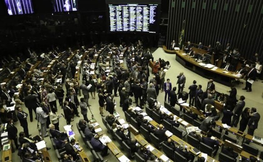 Maia adia para próxima terça votação da PEC que altera regras para eleições