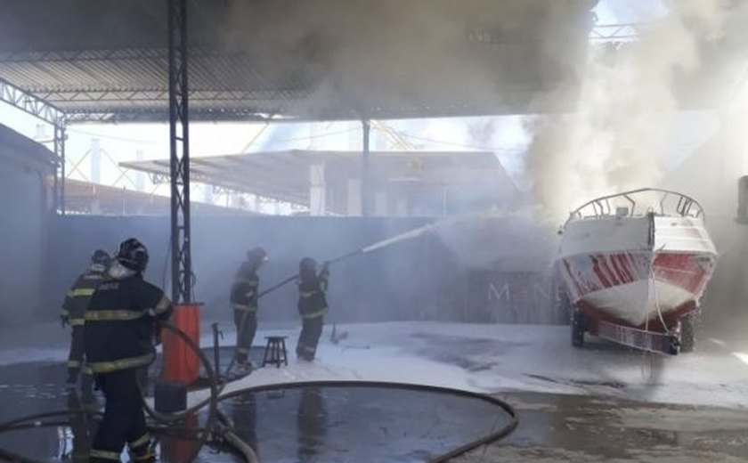 Lancha pega fogo dentro de Marina em Marechal Deodoro