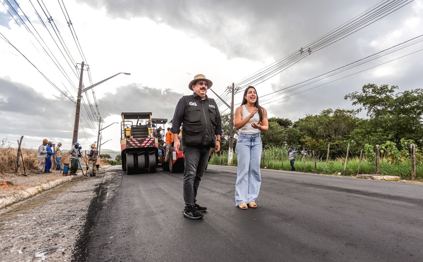 Gilberto Gonçalves e Gabi Gonçalves fiscalizam pavimentação asfáltica de avenida em Rio Largo