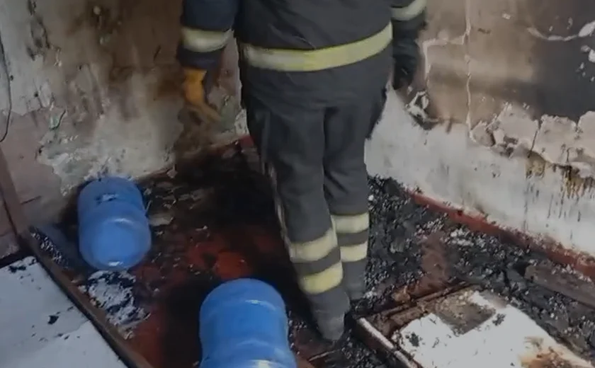Incêndio atinge casa e homem é socorrido após inalar fumaça na Ponta Grossa