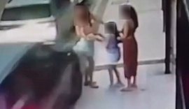Motorista perde o controle durante manobra e atropela mulher que segurava criança em Maceió