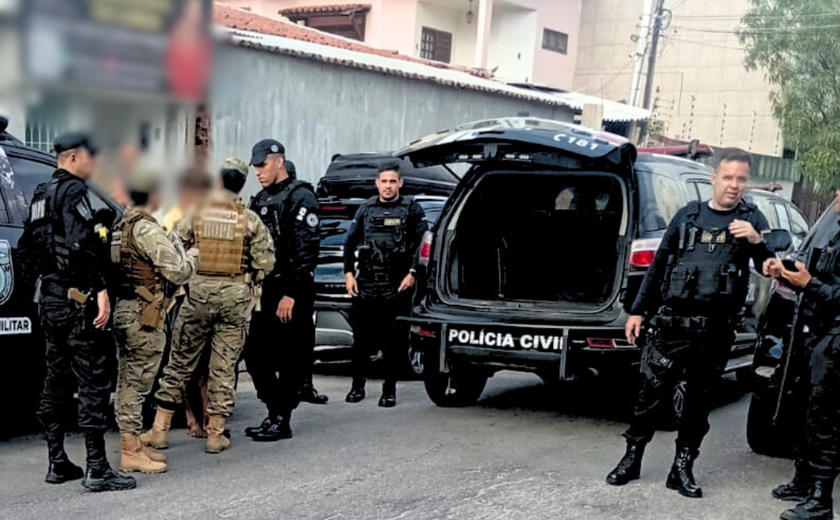 Homem invade comércio, tenta fugir pelos telhados e é contido pela polícia em Maceió