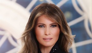 Foto oficial de Melania Trump como primeira-dama é divulgada pela Casa Branca