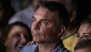 Flávio Bolsonaro recebe apoio de partidos e fala em mudar Constituição