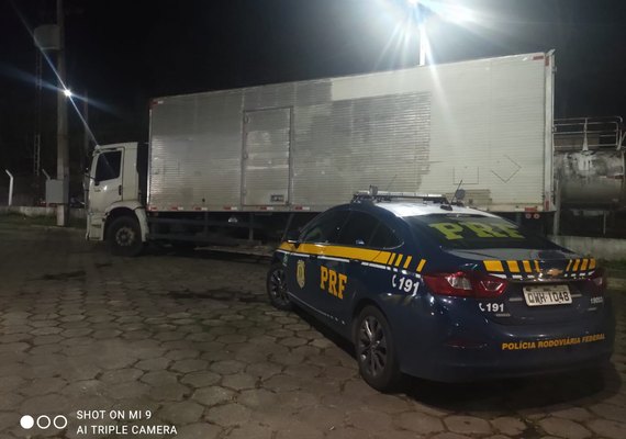 Operação da PRF com apoio da Sefaz apreende mais de mil caixas de bebida sem nota fiscal