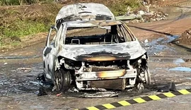 Sem seguro: carro de motorista por aplicativo fica destruído após pegar fogo em Arapiraca