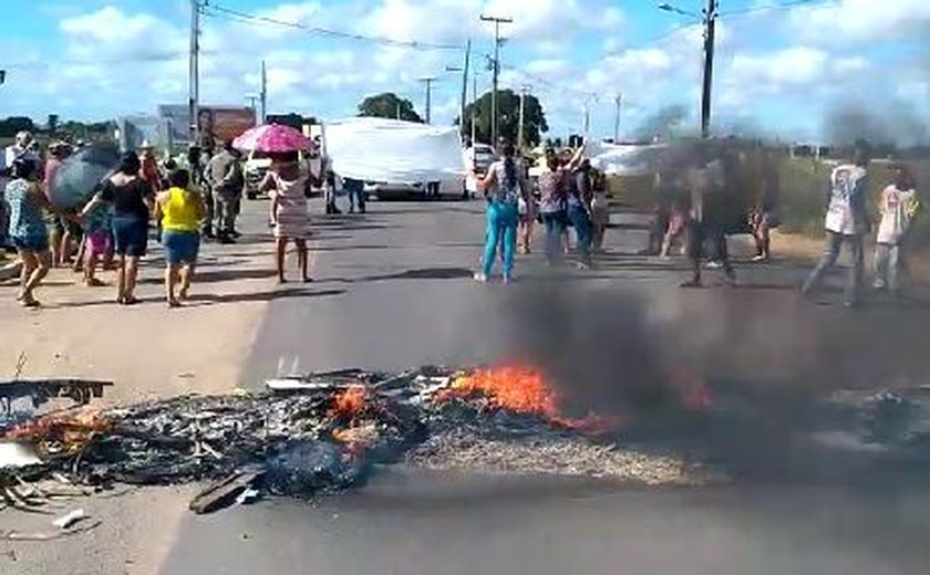 Moradores colocam fogo em pneus e bloqueiam rodovia em Arapiraca