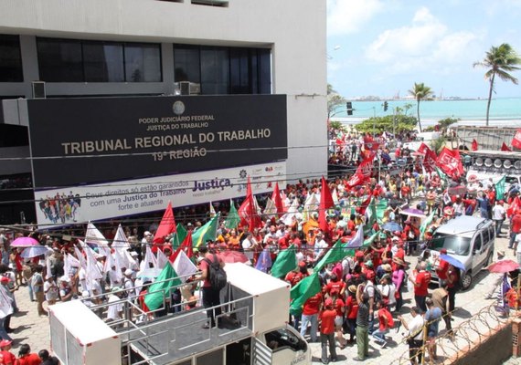 Em ato contra reformas, entidades e deputado Paulão destacam mobilização