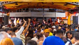 Sextou no Centro reúne centenas de pessoas em noite de samba e reggae no Calçadão