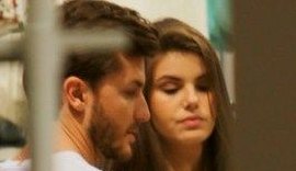 Camila Queiroz e Klebber Toledo curtem passeio romântico em shopping no Rio
