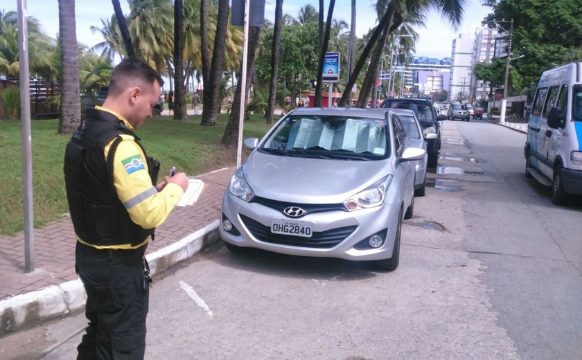 Operação combate infrações de trânsito na orla de Maceió