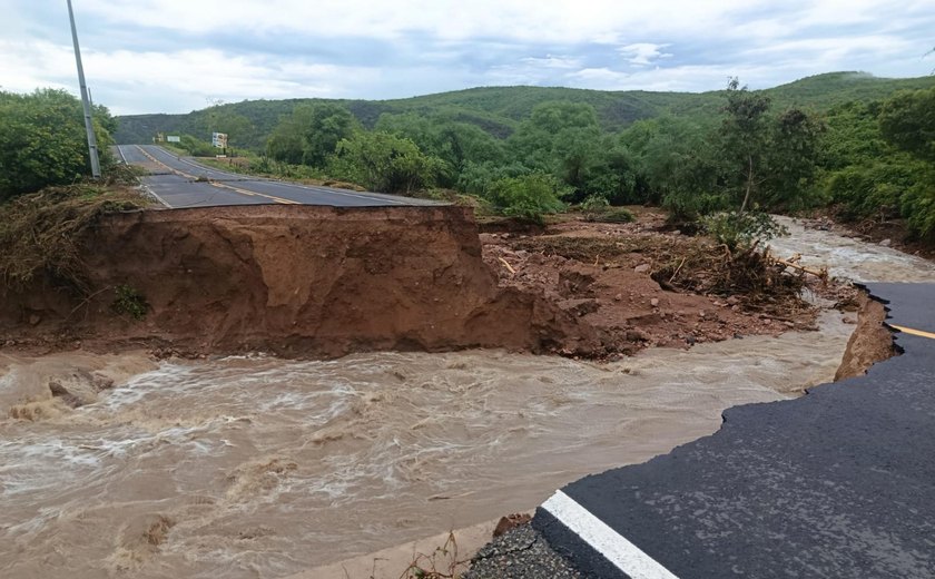 Chuva no Sertão: Governo de Alagoas mobiliza forças de emergência após colapso na AL-225