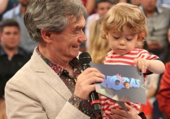 Serginho Groisman chora com a visita do filho, Thomas, em gravação: 'Inesperado'