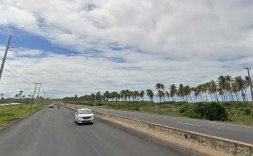 Tombamento de caminhão causa derramamento de óleo na AL-101 Sul