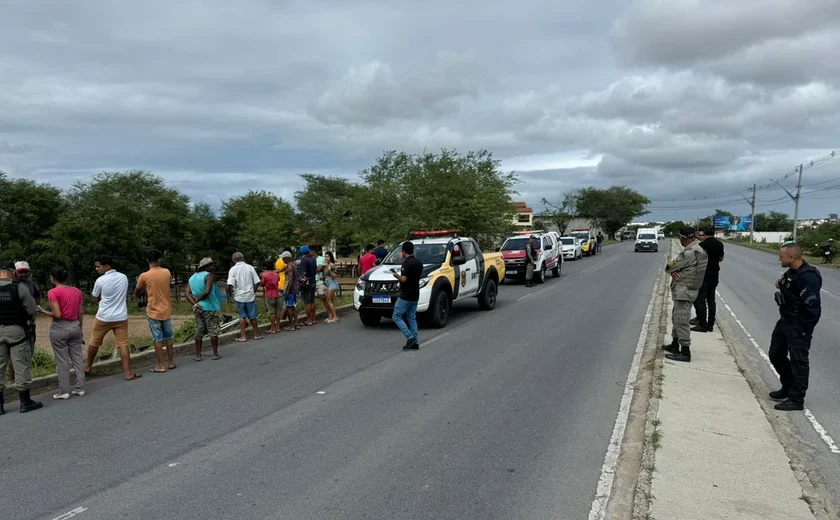 Ciclista morre ao colidir com guia de asfalto e cair em ribanceira na AL-145, em Delmiro Gouveia