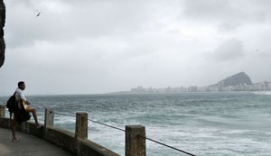 Ressaca, chuva e frio levam inverno de volta ao Rio de Janeiro
