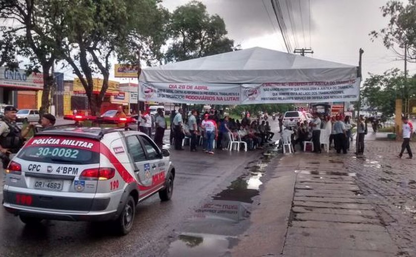 Manifestantes bloqueiam Avenida Durval de Góes Monteiro