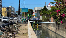 Operação retira toneladas de resíduos de canal