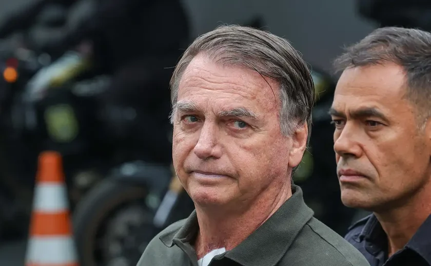 Após retirada de lesões da pele, Jair Bolsonaro volta à prisão domiciliar