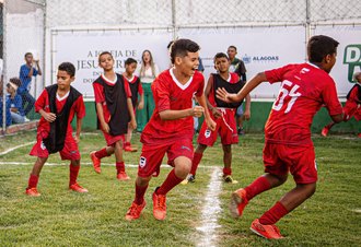 Prática de esportes favorece o desenvolvimento social de jovens no Vergel