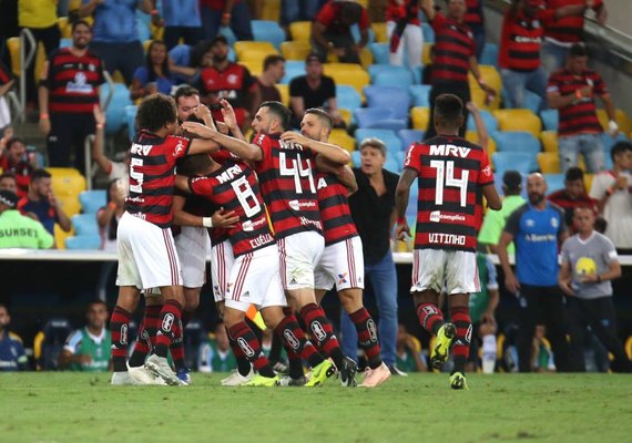 Flamengo vence Grêmio, frustra Palmeiras e mantém esperança de título
