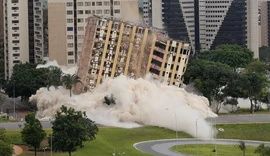 Tradicional hotel de luxo é implodido no centro de Brasília