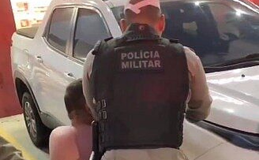 Homem é preso após agredir companheira durante desfile de bloco carnavalesco