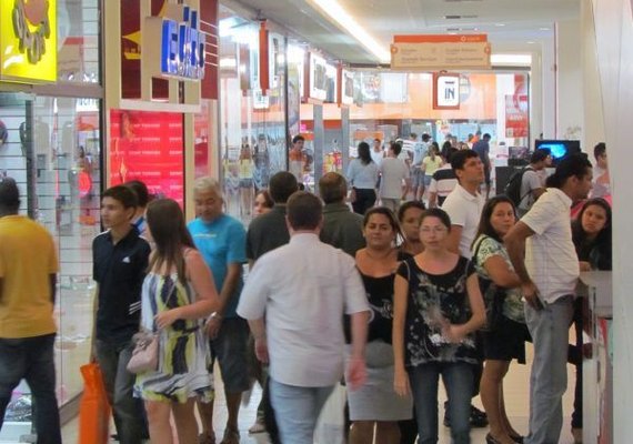 Mais de 60% dos brasileiros deixam compras de Natal para a última hora